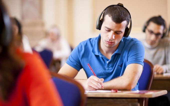 Bài thi Listening gồm mấy phần?